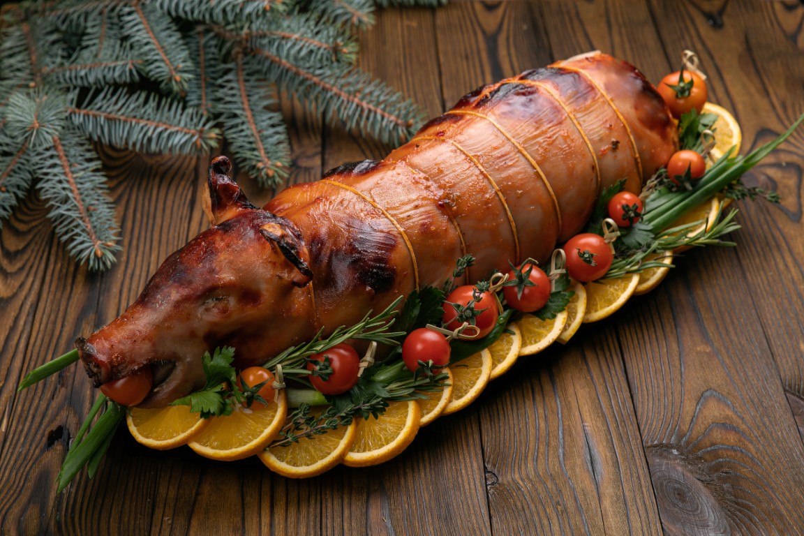 grilled-dairy-pig-wooden-table-christmas-dinner.jpg